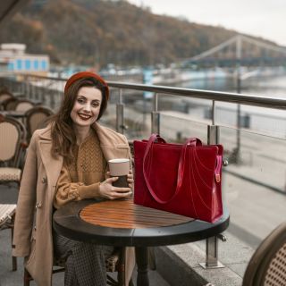 🔥Ohnivá červená FUEGO. Farba tejto jesene a zimy. Kabela veľkosti A4, v ktorej ukryješ aj menší notebook, má dlhšie...